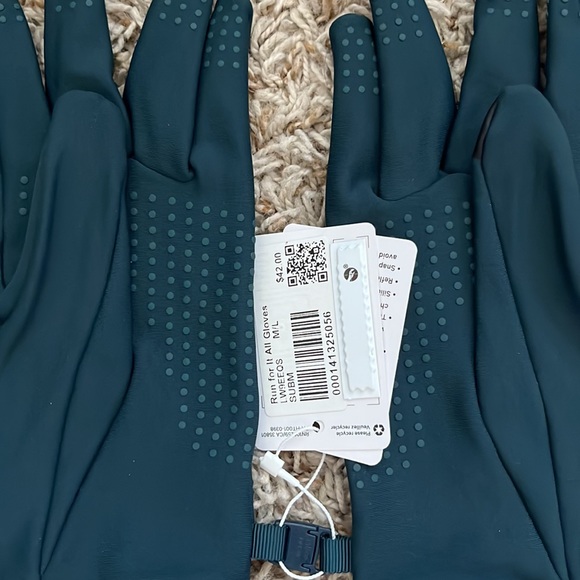 Lululemon Women's Run for It All Gloves
Tech NWT Size M/L - Picture 4 of 12